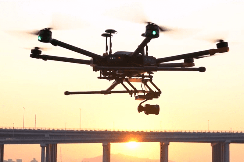 Ein Hexacopter schwebt in der Luft.